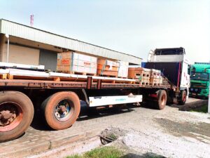 Fin des formalités portuaire à TEMA suivi du chargement des colis en cours.